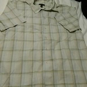 Van Heusen men's short-sleeved button-down shirt